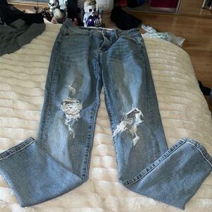 Size 9/28 Kancan distressed, knee jeans